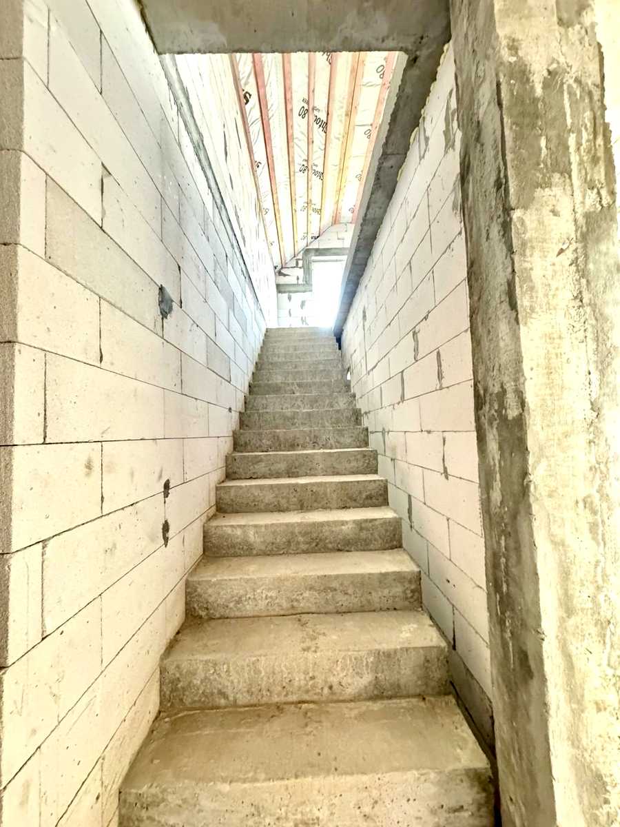 1877206749829053