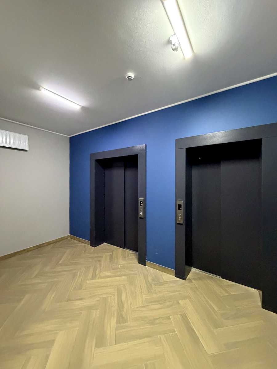1877289153678303
