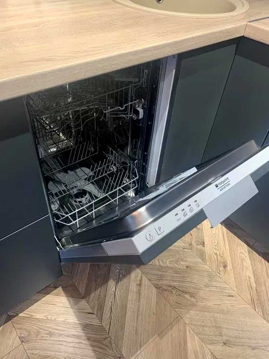 1877298175573633