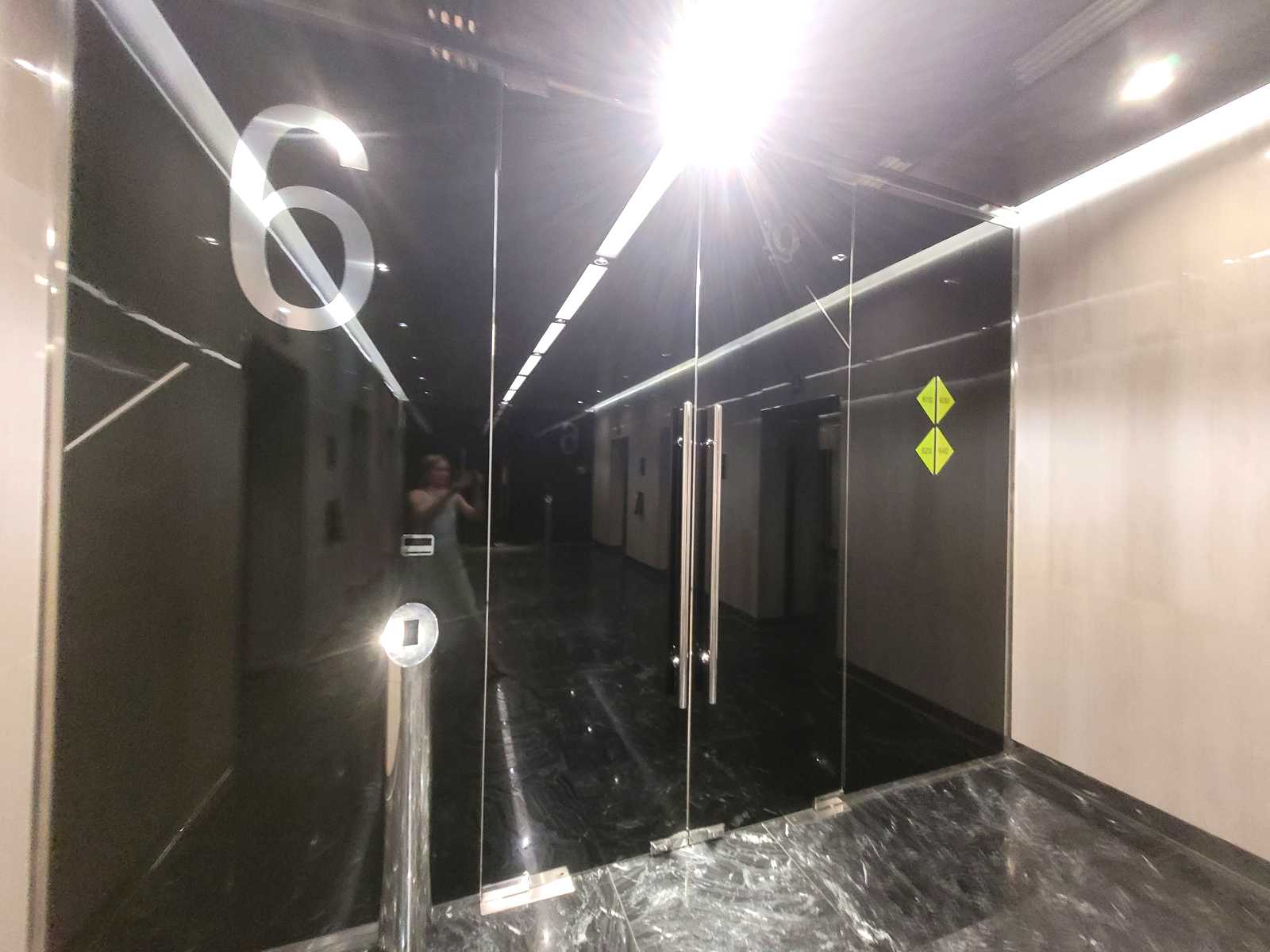 1877306696490375