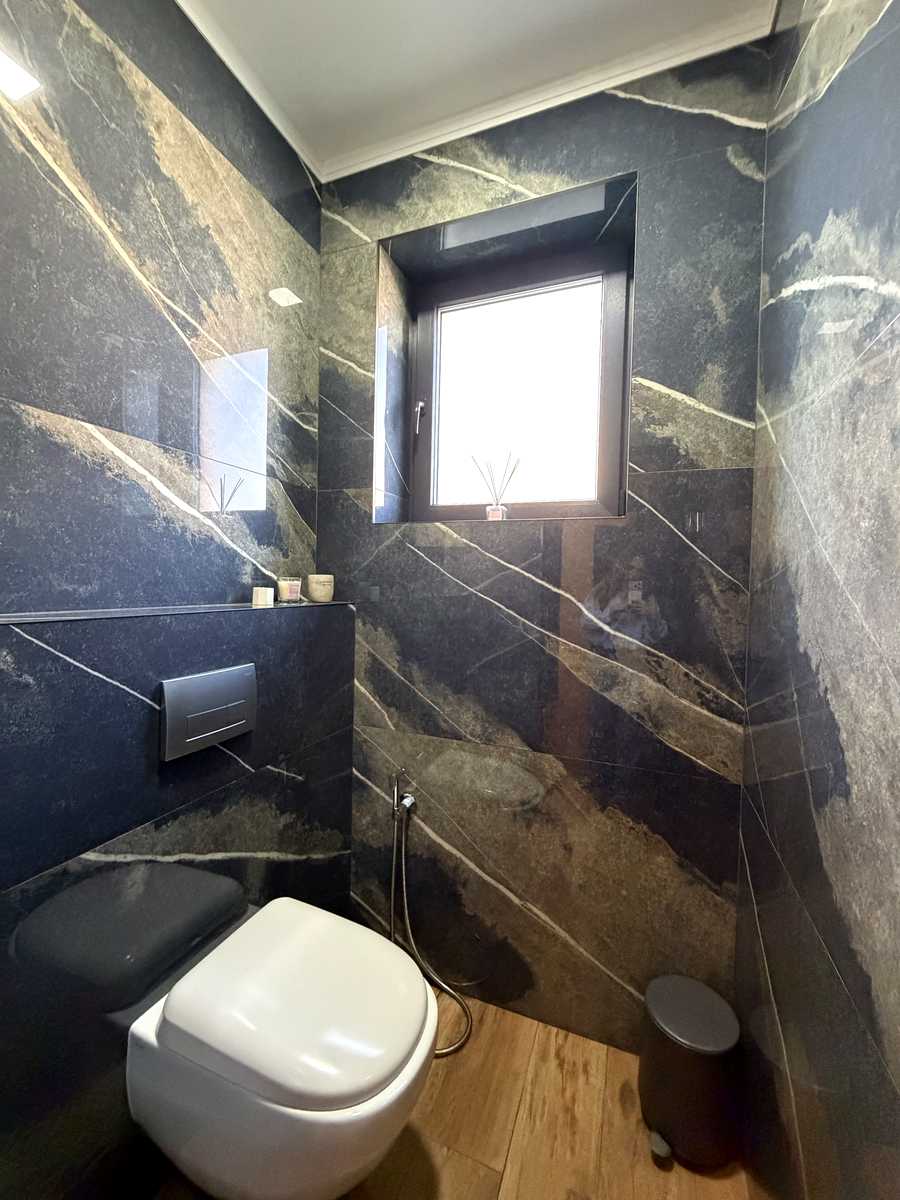 1877378836658298