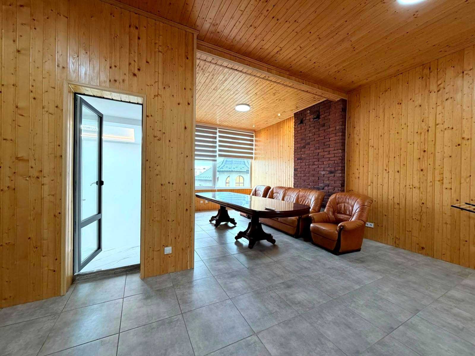1877404931610877
