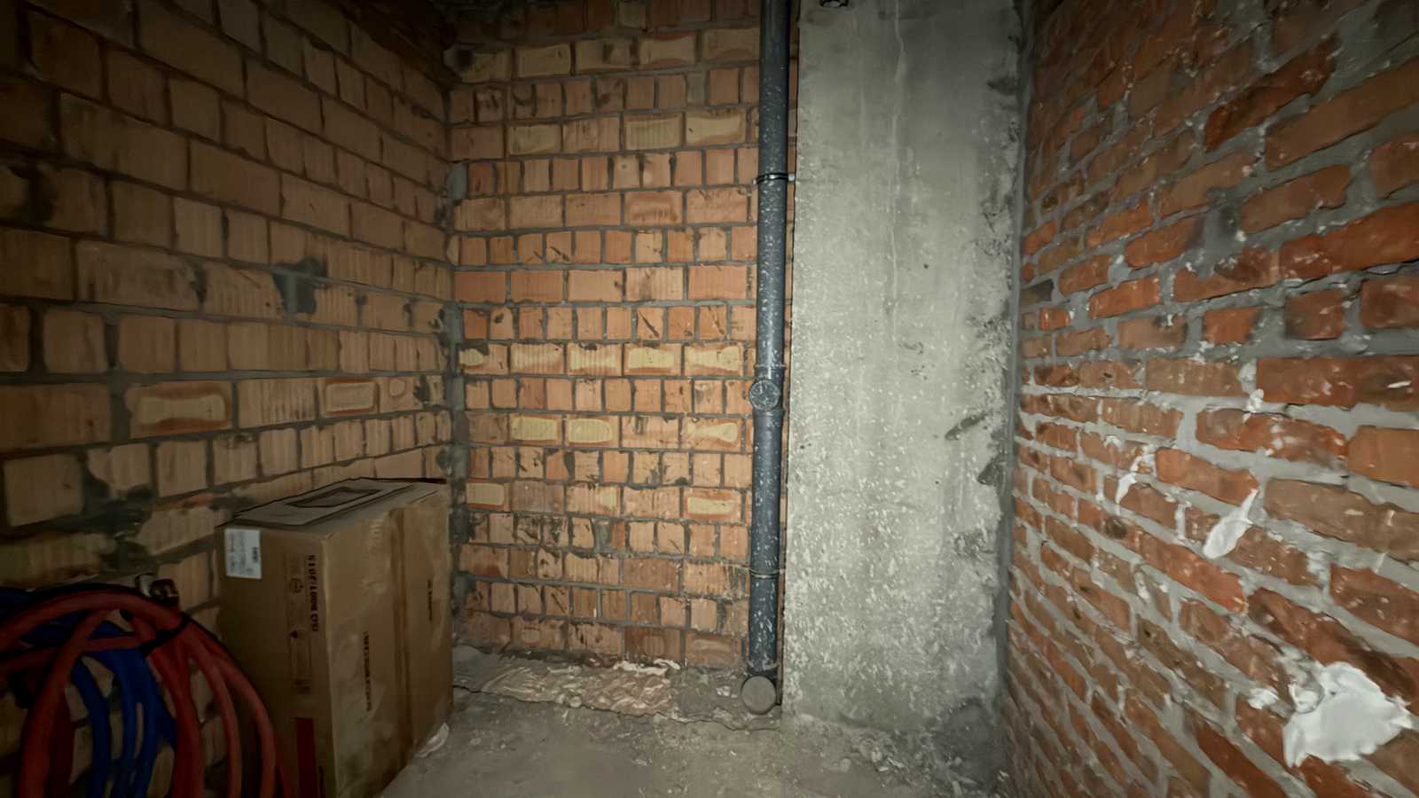 1877406911381053