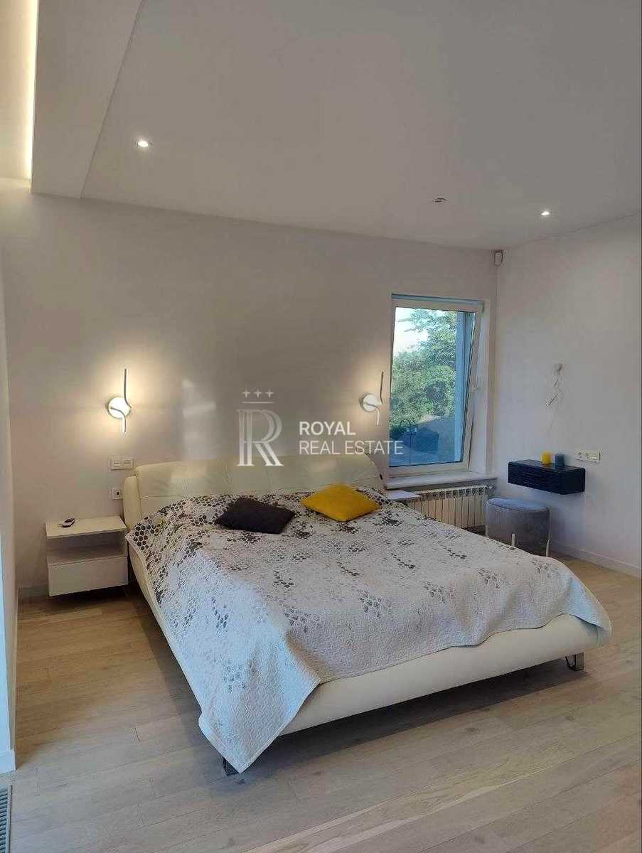 1877516643366951