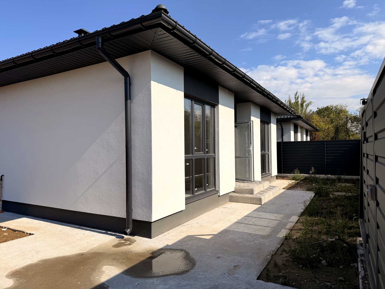 1877651953009409