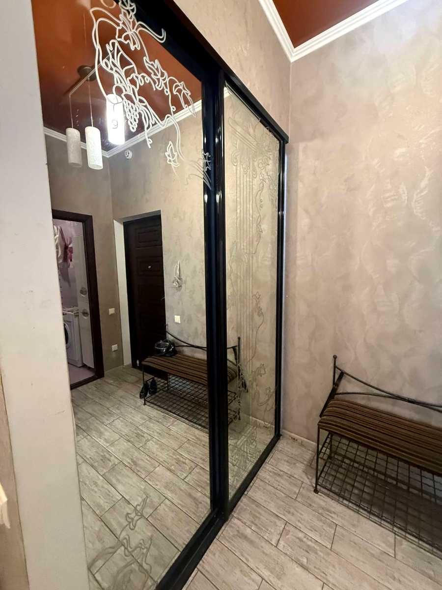 1877658128782376