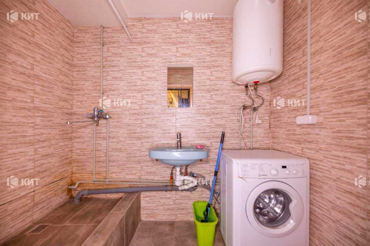 1877658774578903