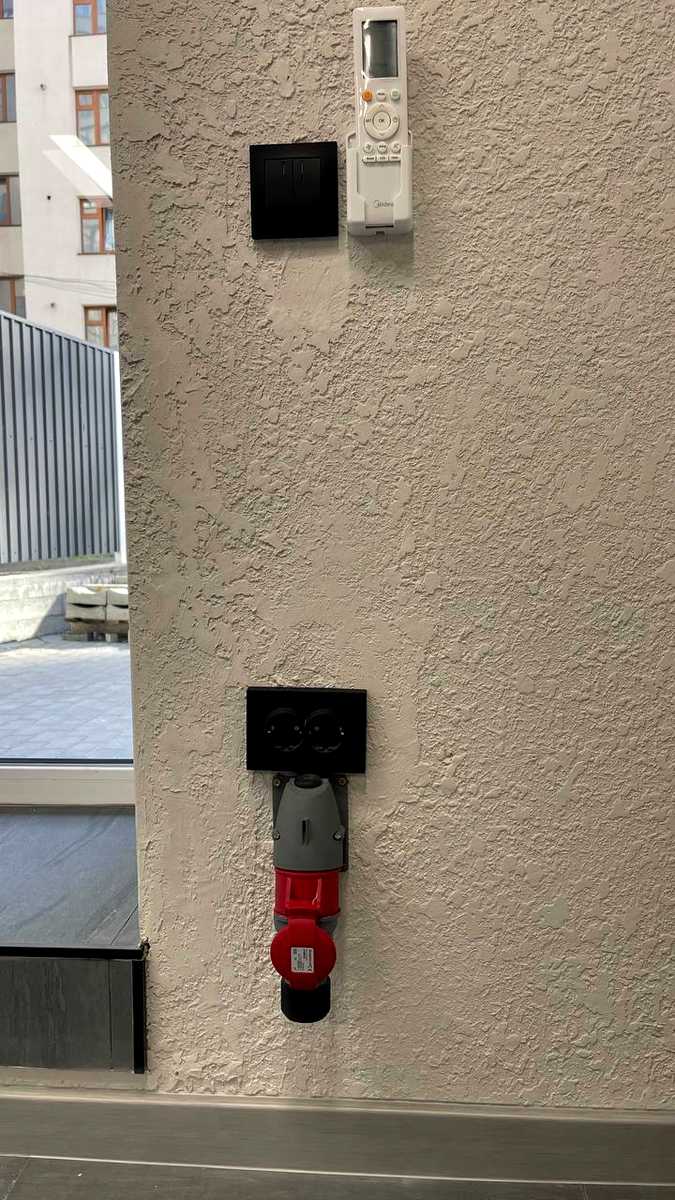1877757094644561