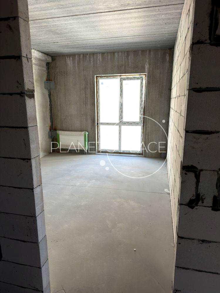 1877758486570302