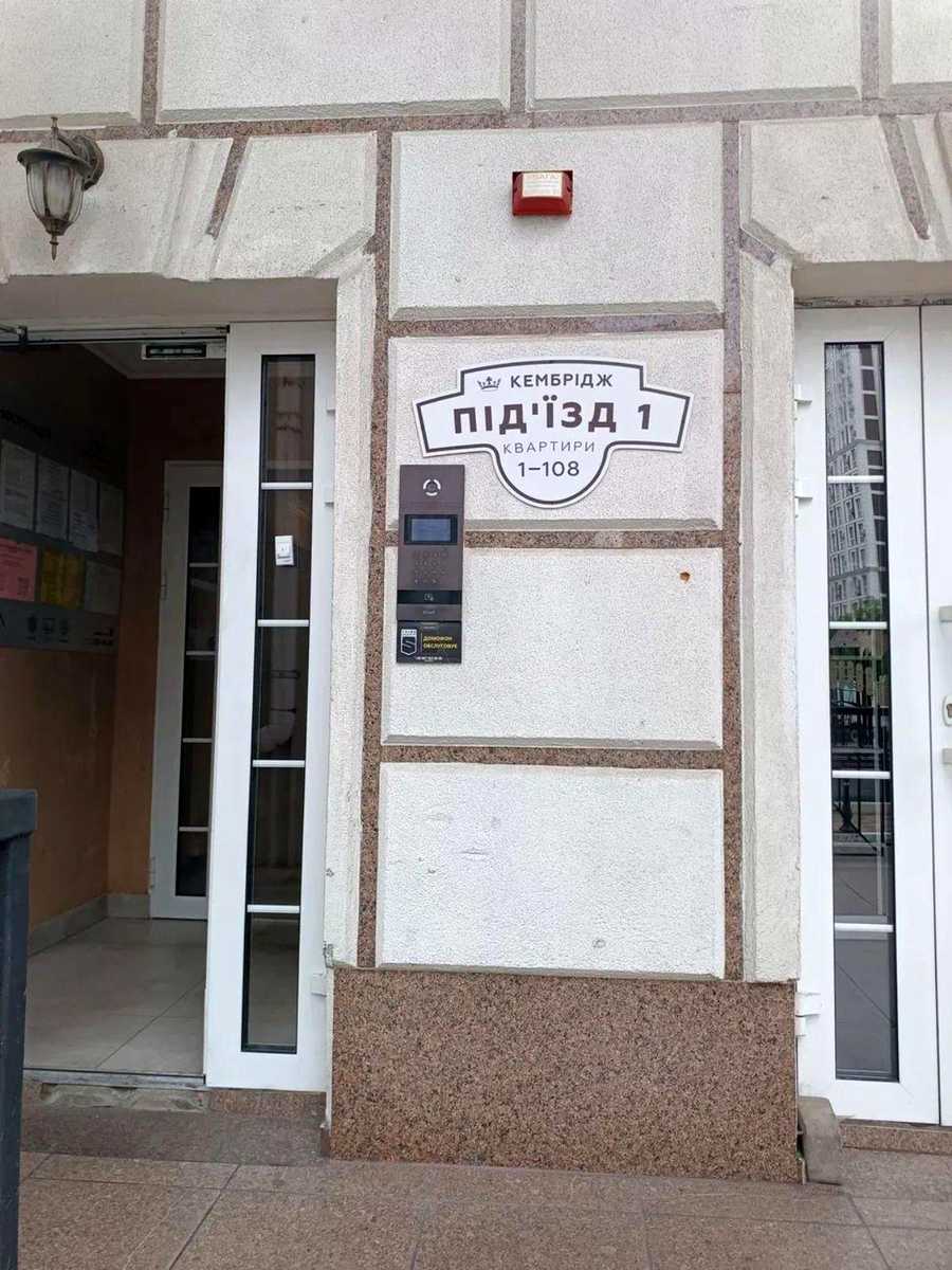 1877759678373305