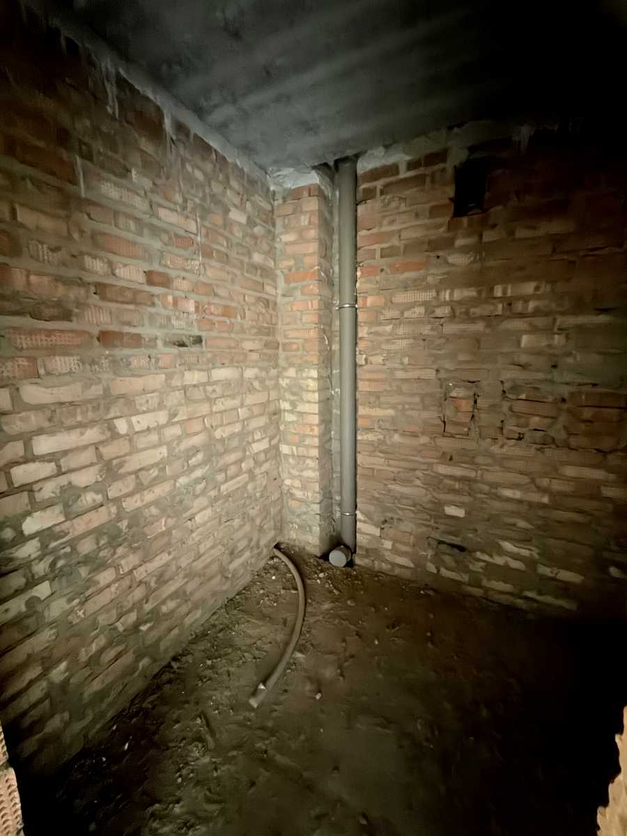 1877774474216195
