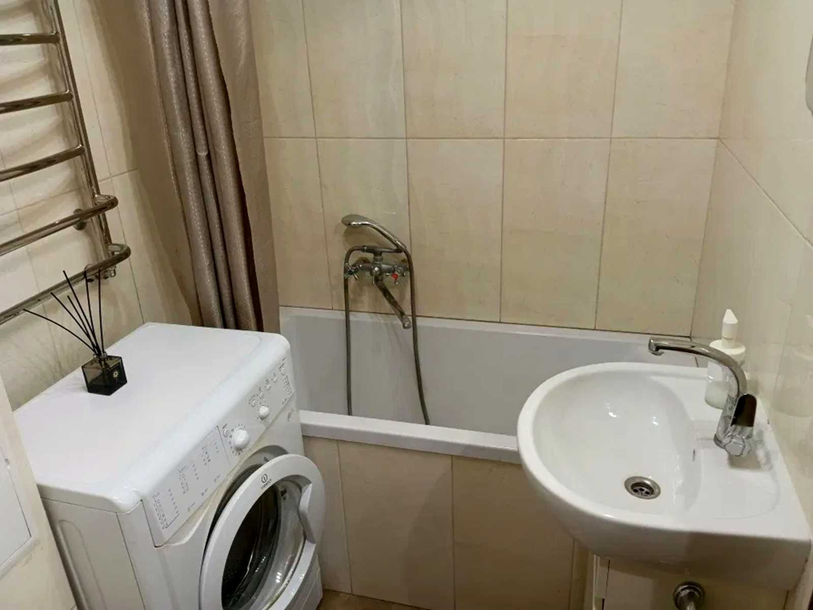 1877825537005079