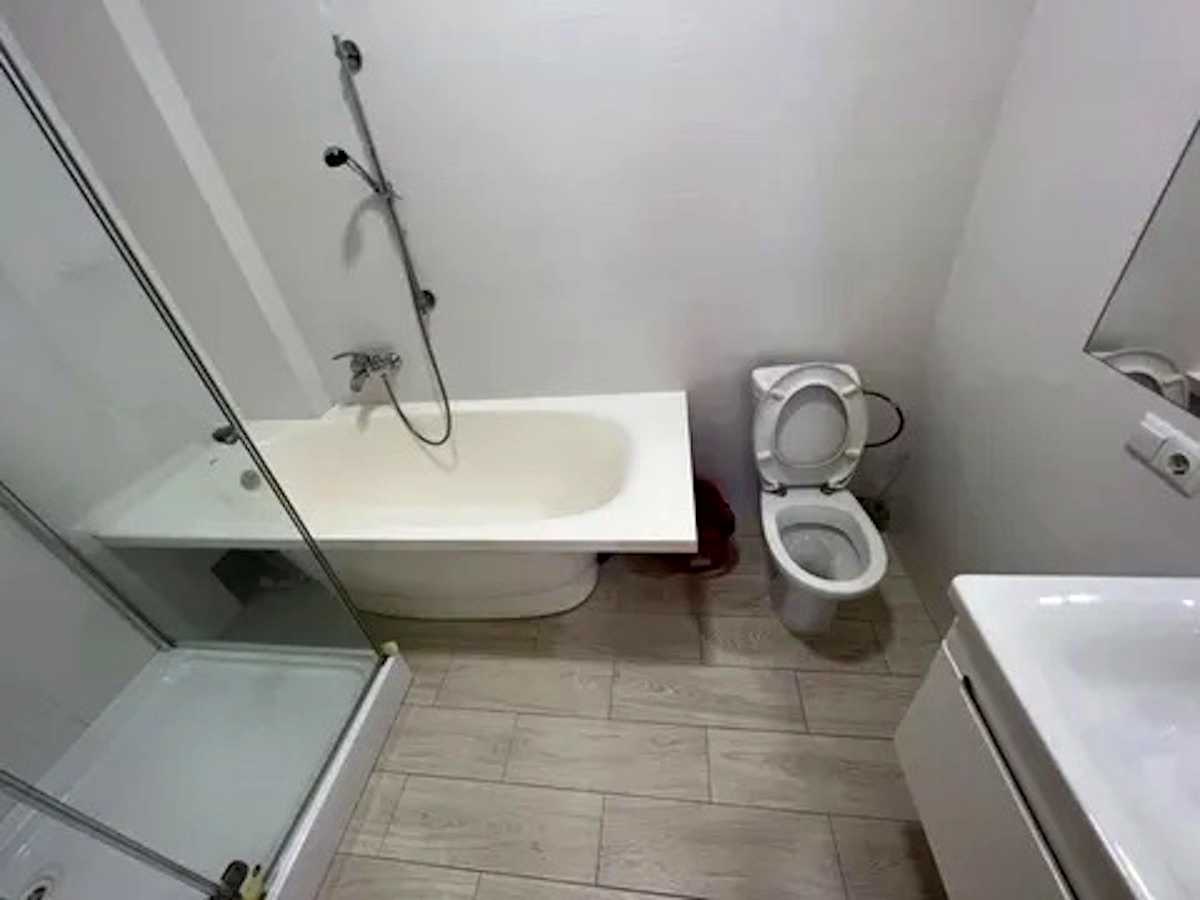 1877837008676296