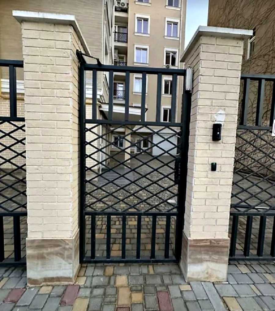 1877838436050626