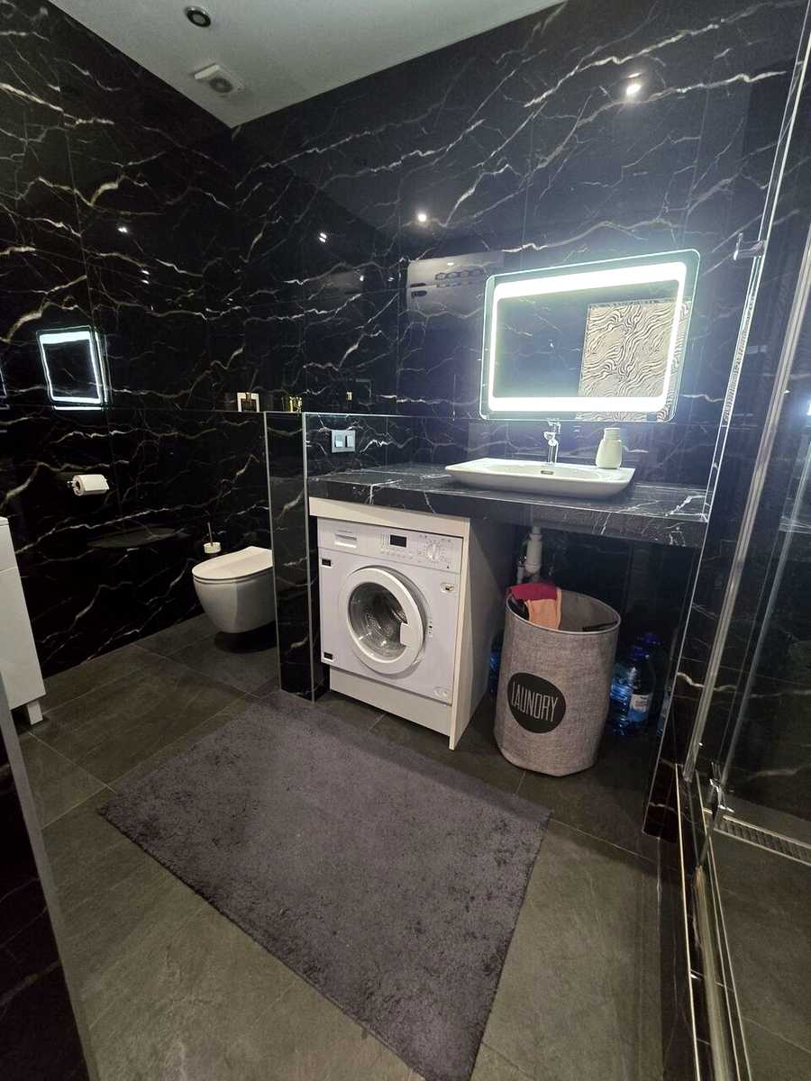 1877839904397579
