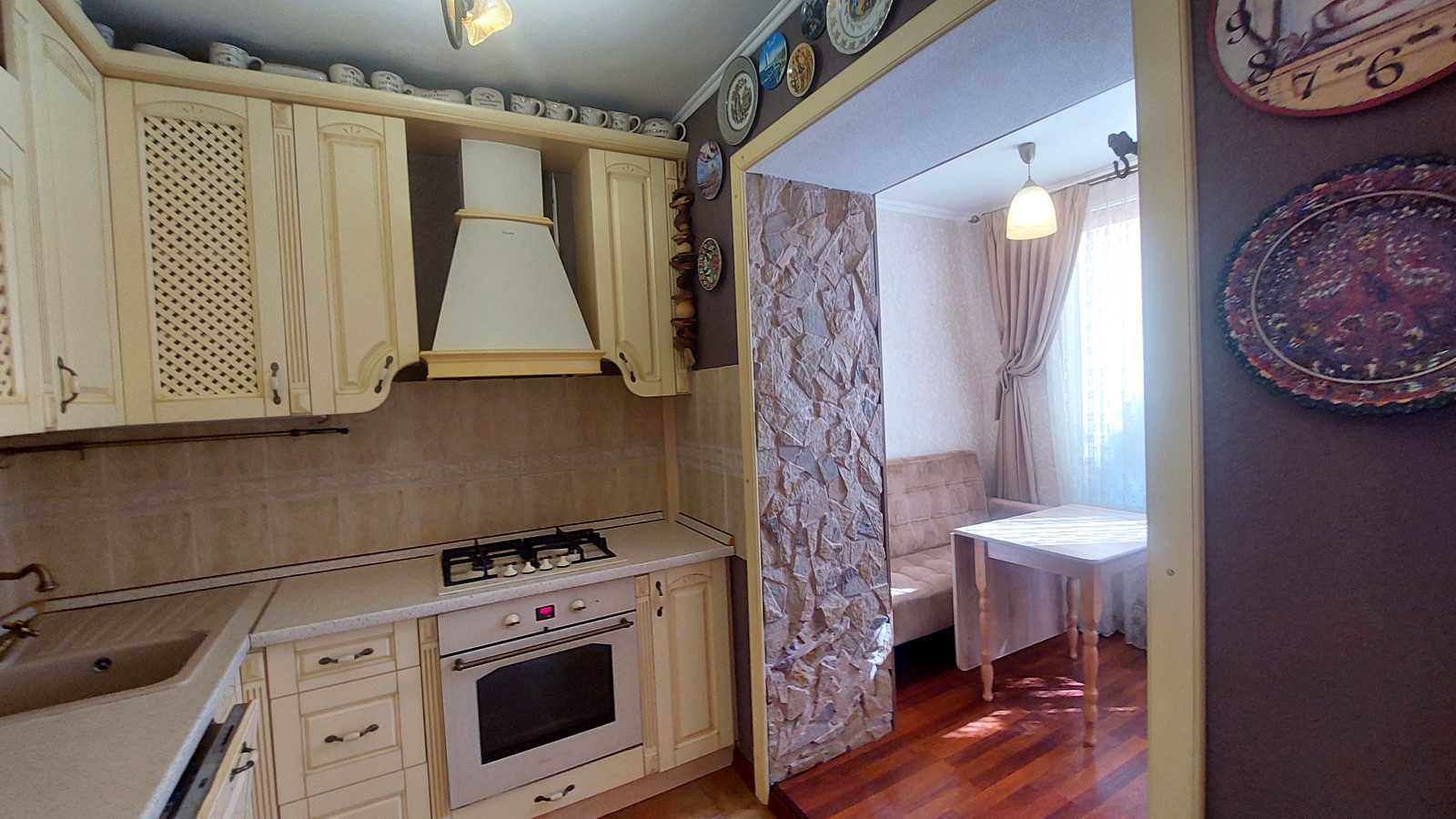 1877870588423281