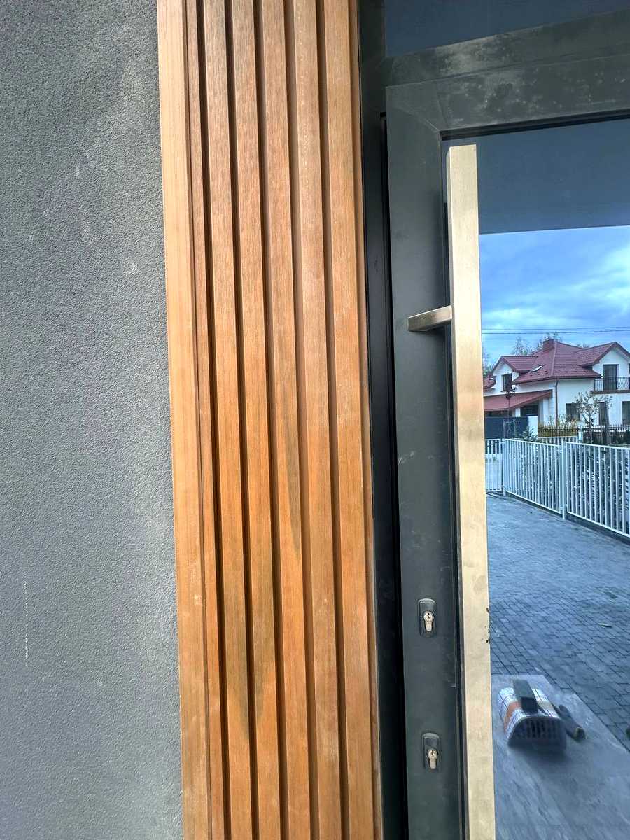 1877938702529784