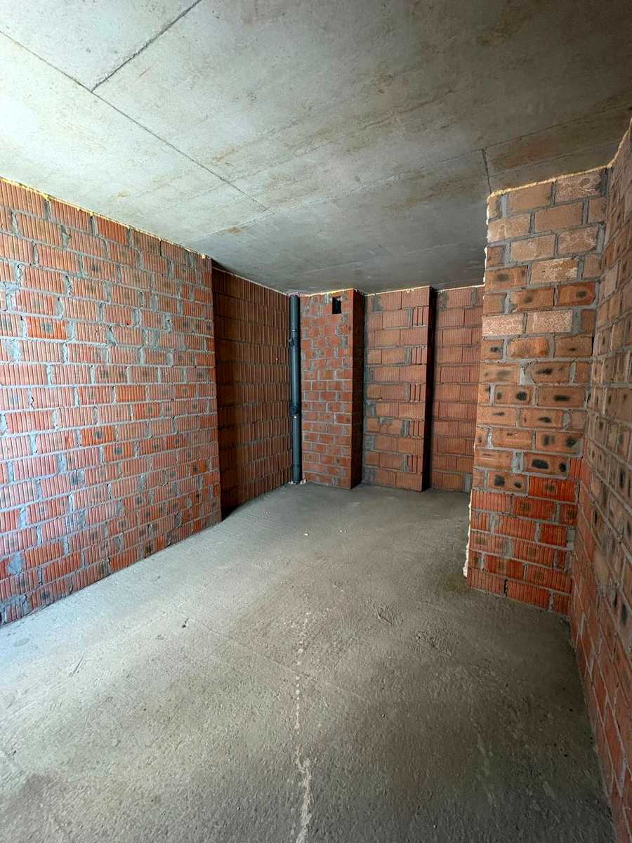 1877943680934977