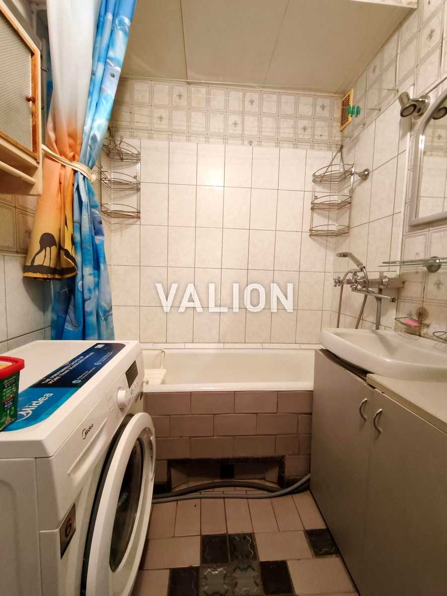 1877944076339677