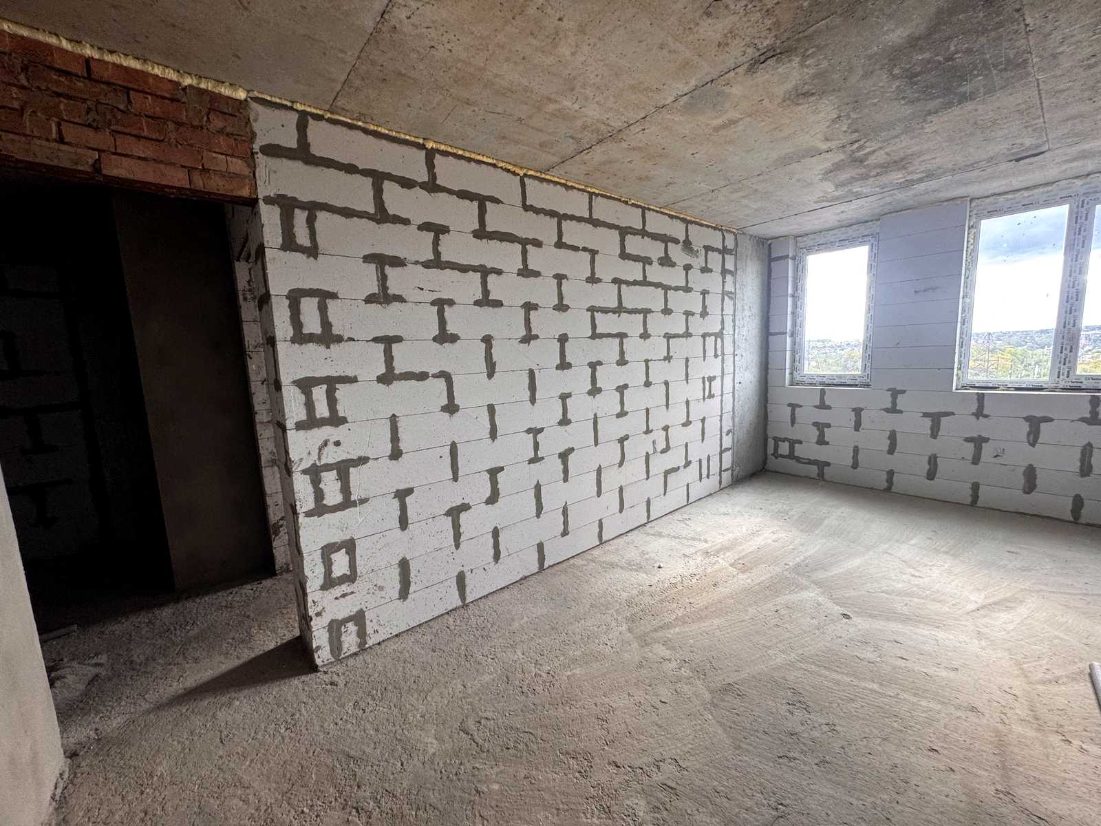 1877952396975931