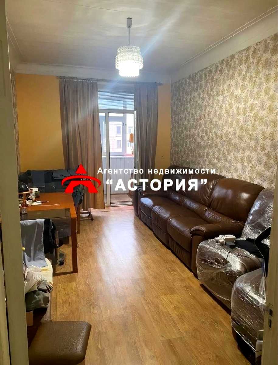 1878148771662305