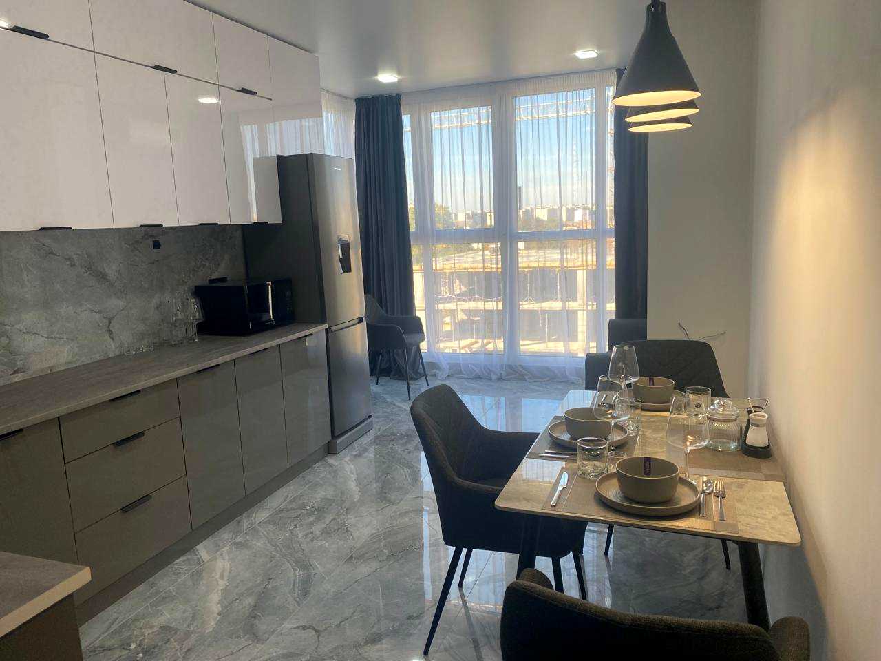 1878327119788904
