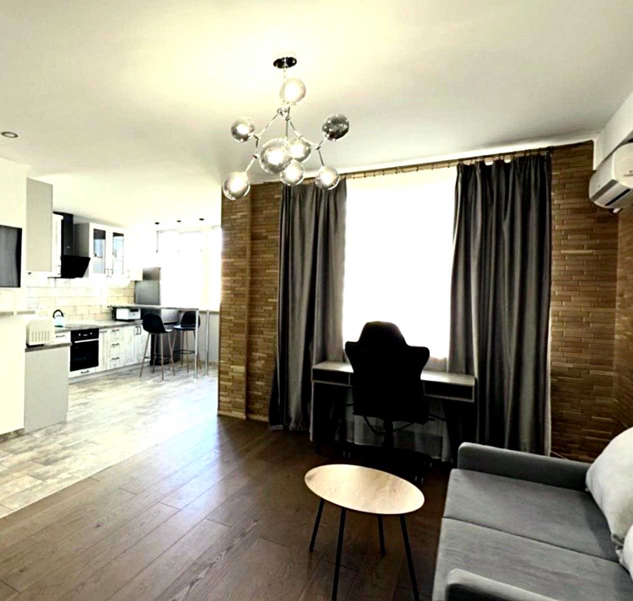 1878383831403375