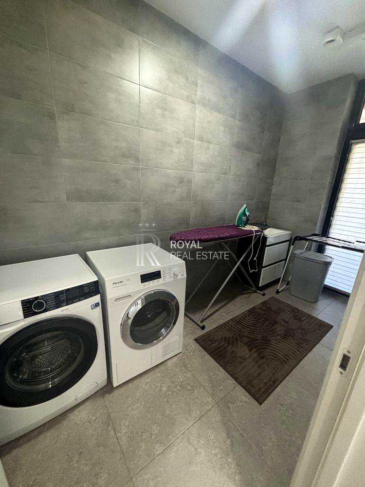1878384054371599