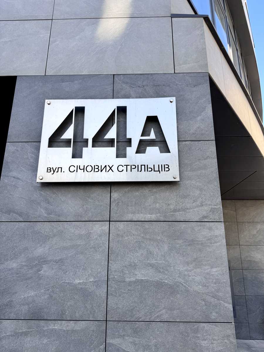 1878389435349352