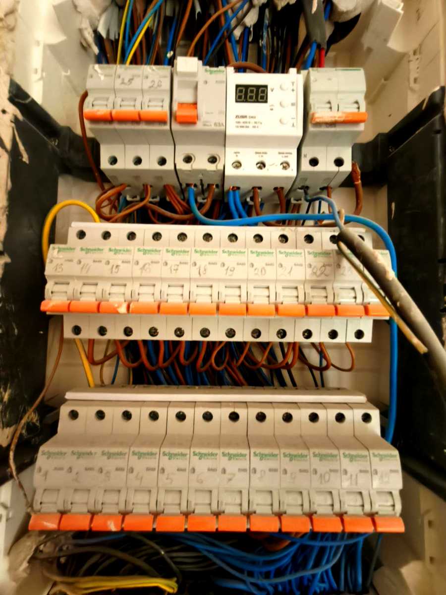 1878458233289400