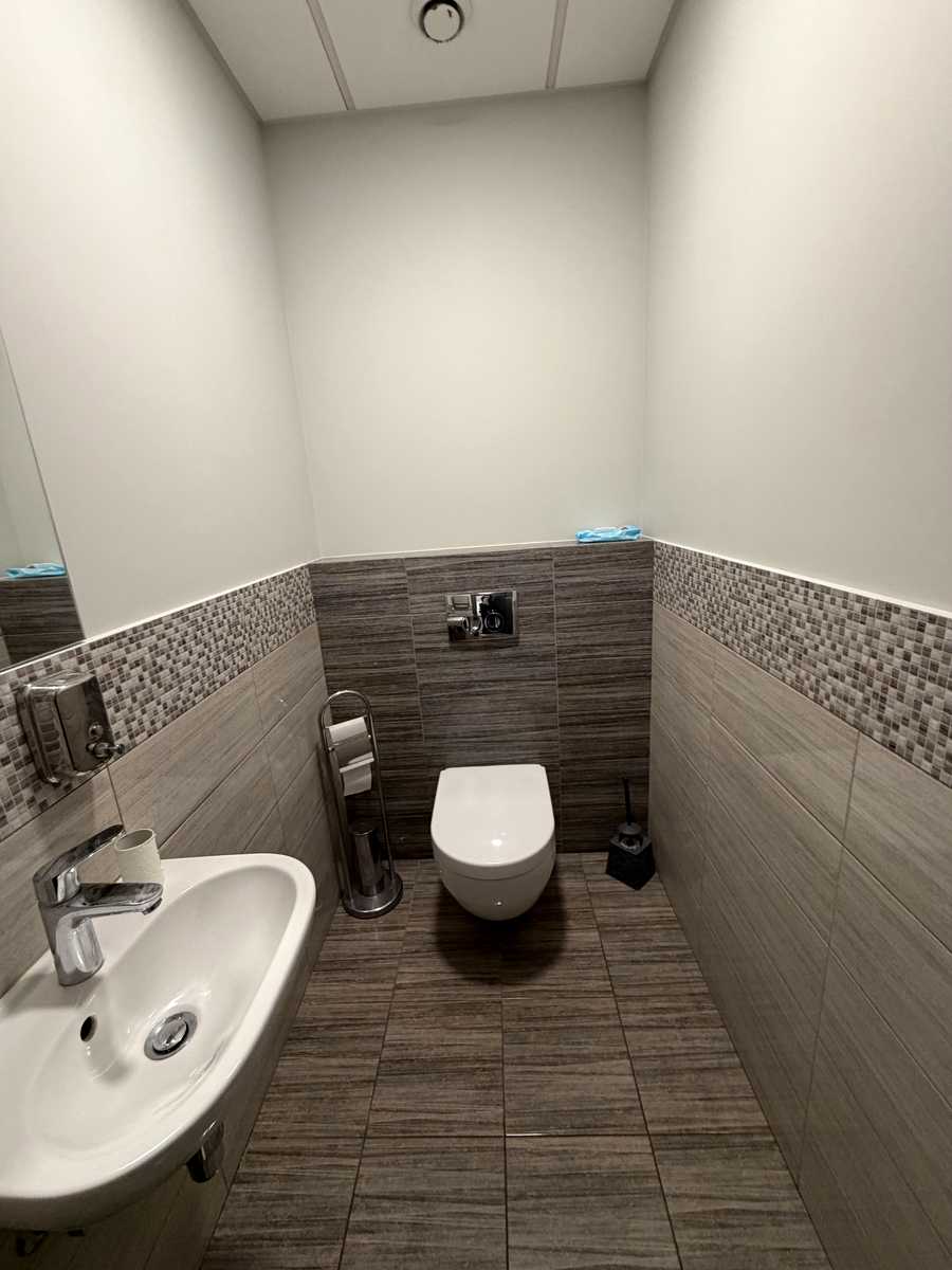1878478470544879