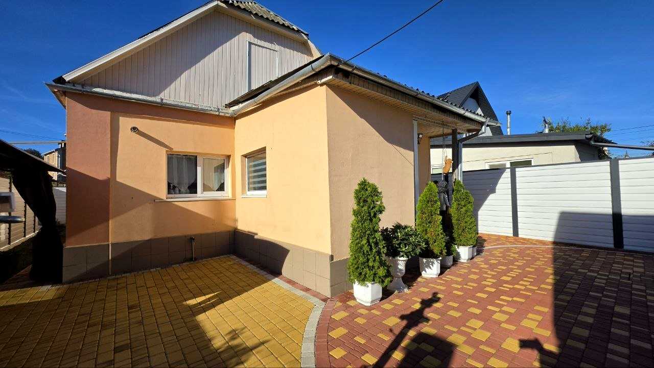 1878483105838659