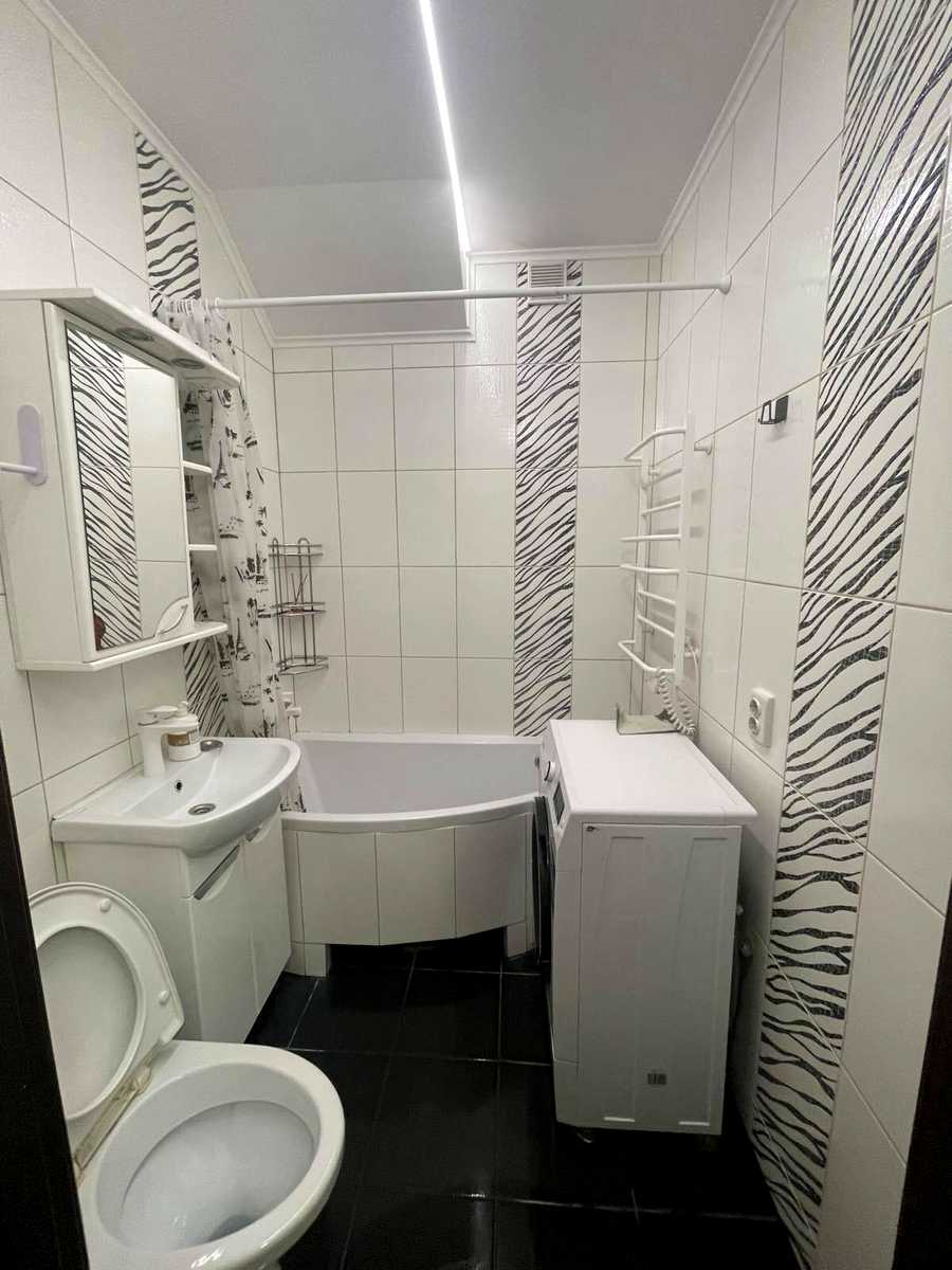 1878824387949379