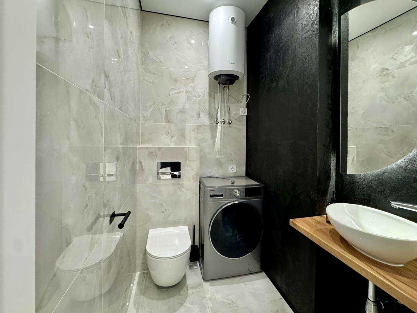 1878845235288315