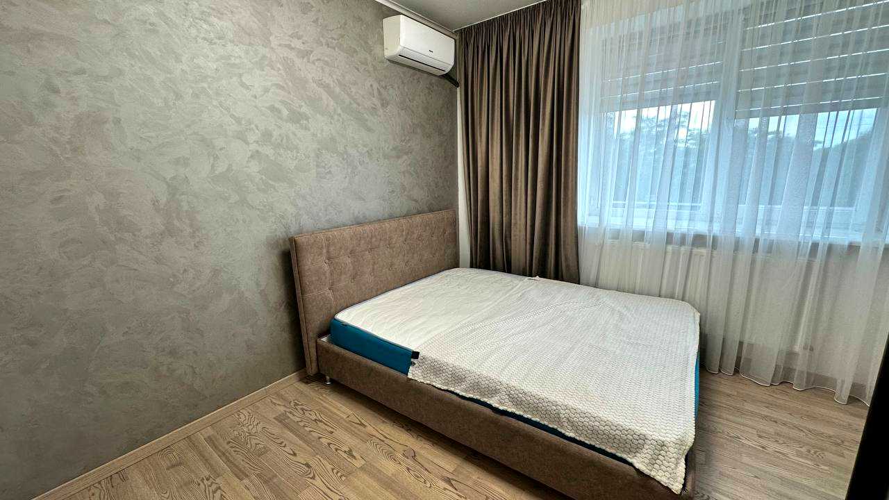 1878853767645853
