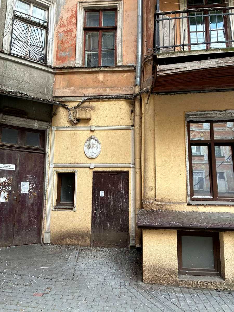 1878869116236829