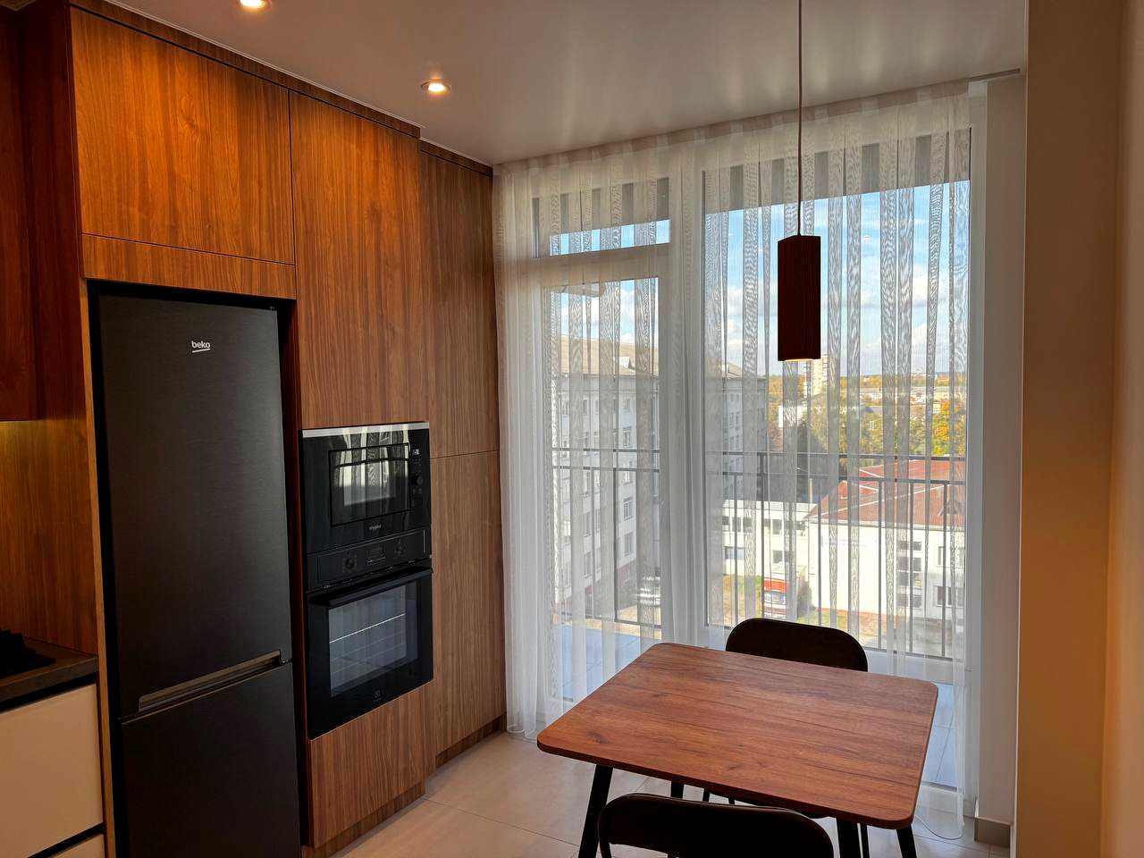 1878928228228261