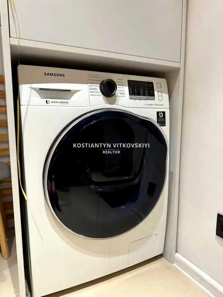 1879014705599471
