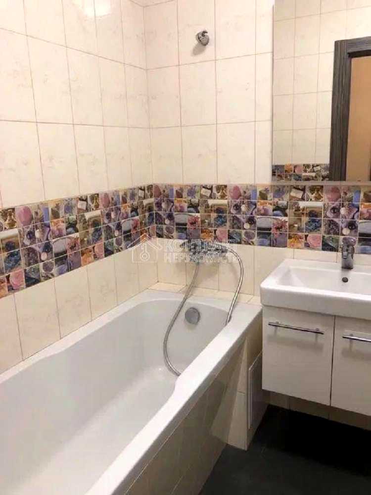 1879033725094375