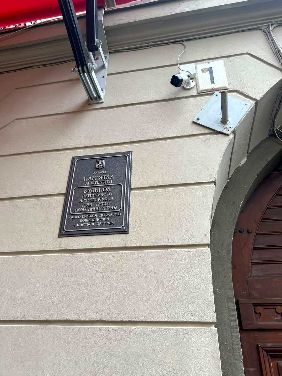 1879126318876308