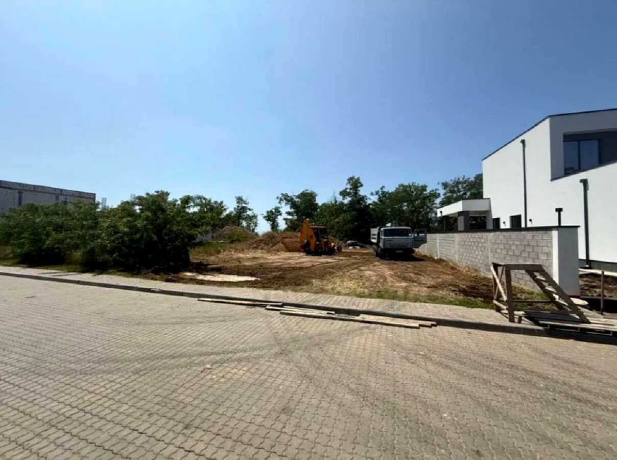 1879127349882425