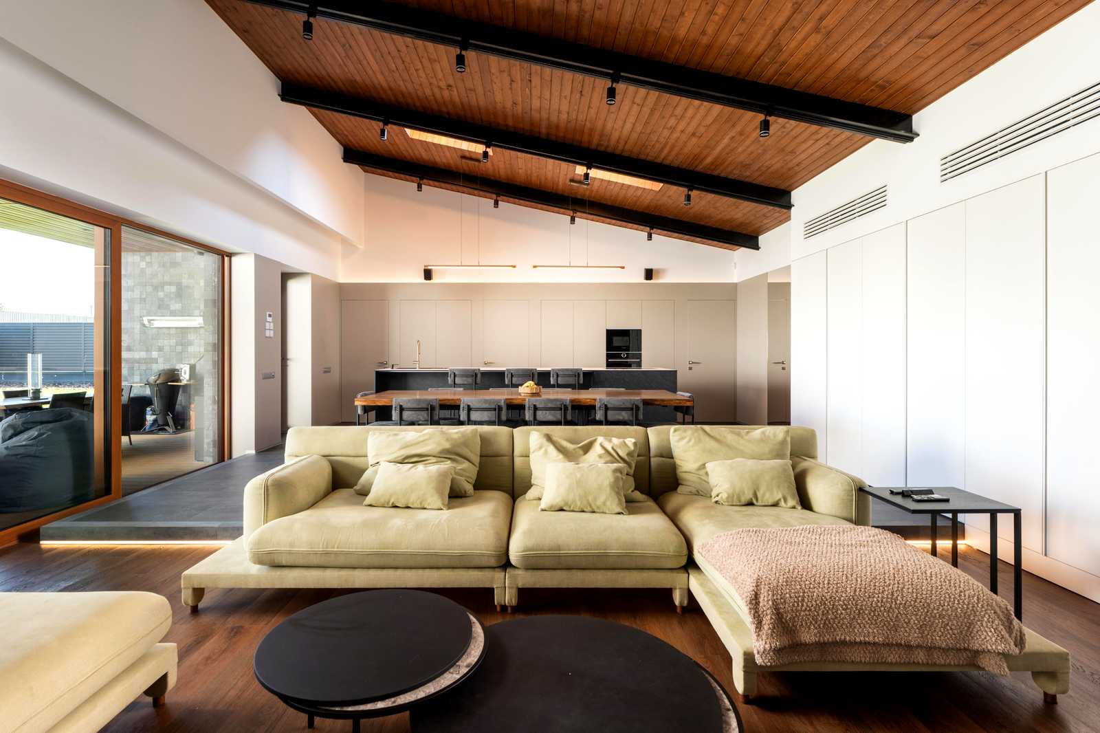 1879127836976738