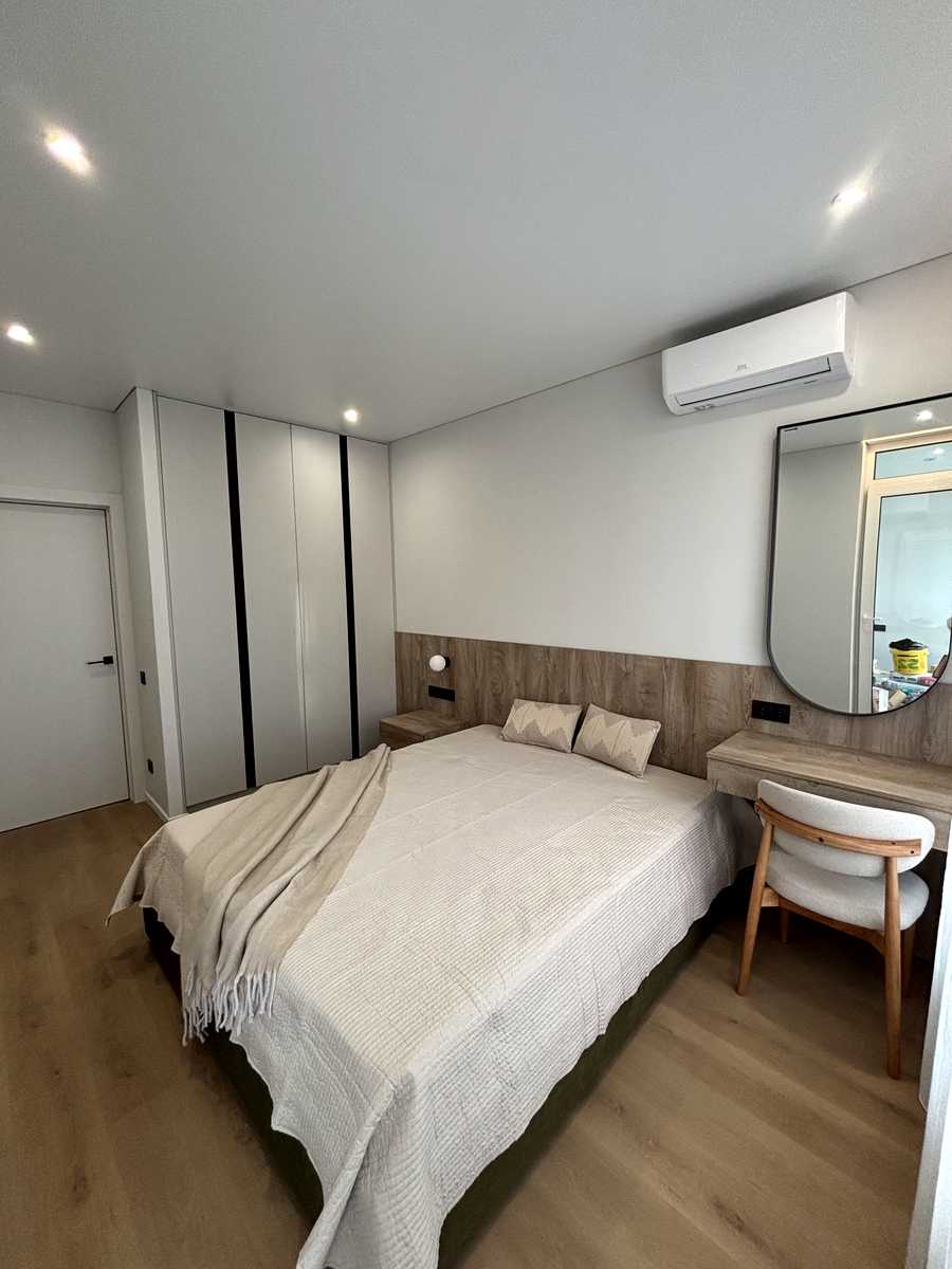 1879184369788329