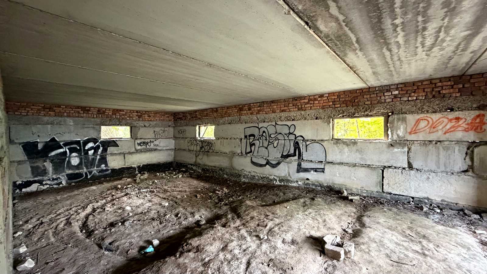 1879219831836571