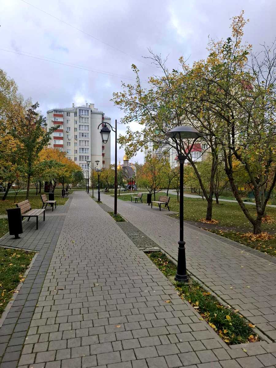 1879301236845375