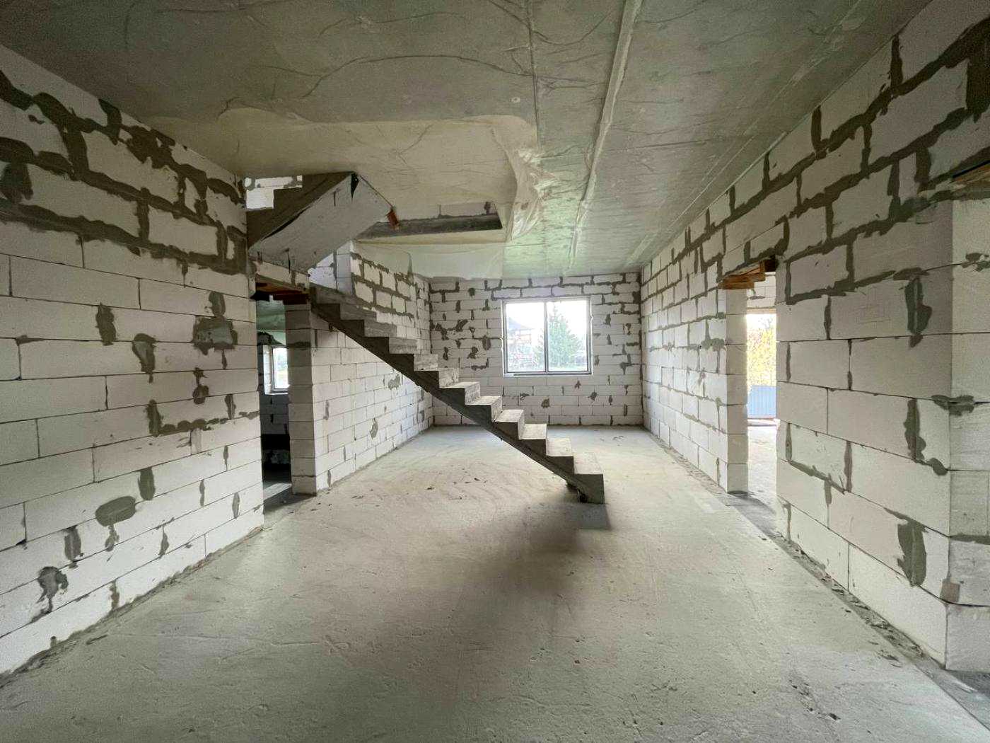 1879388910139651