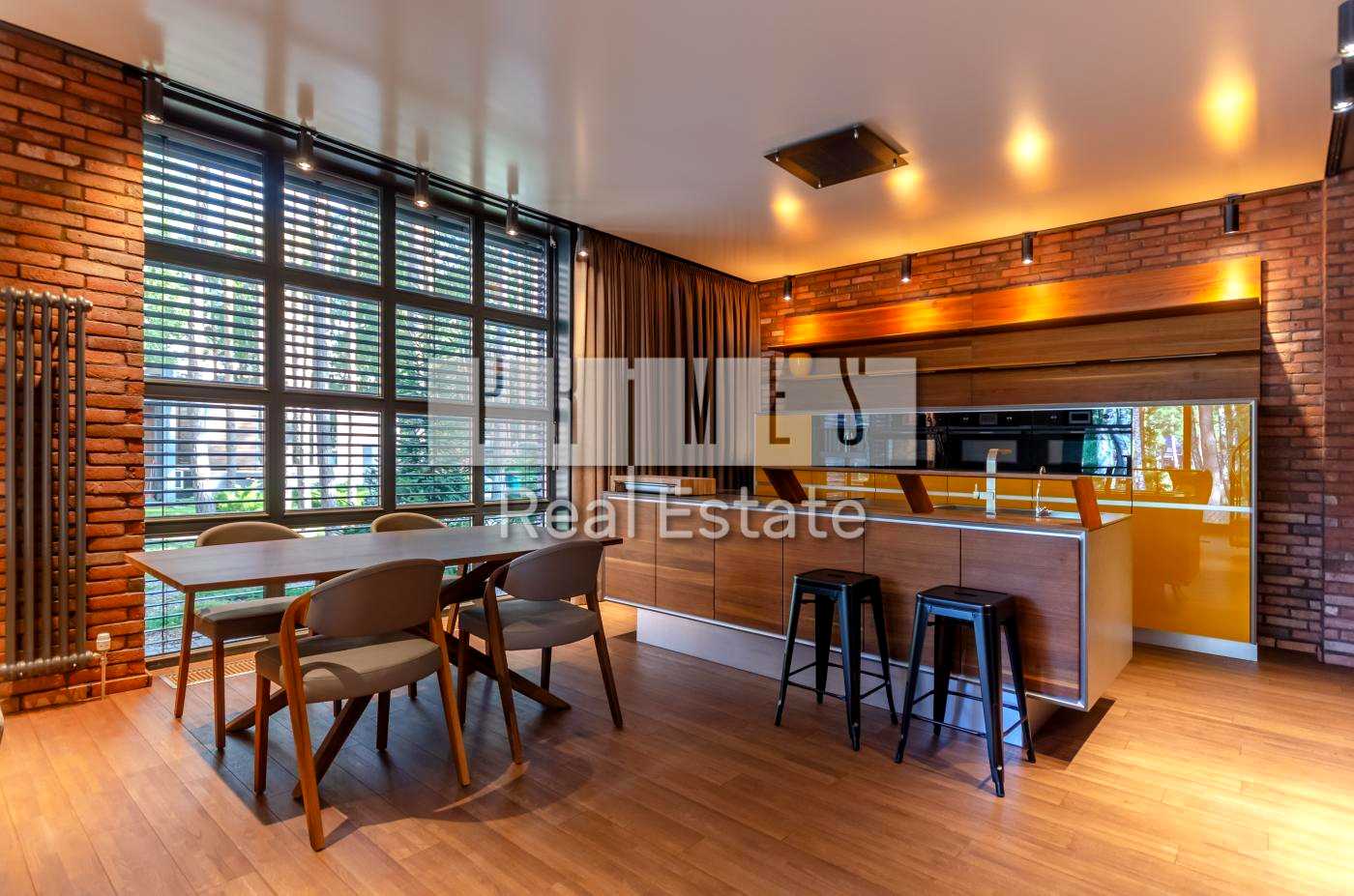 1879479608694147