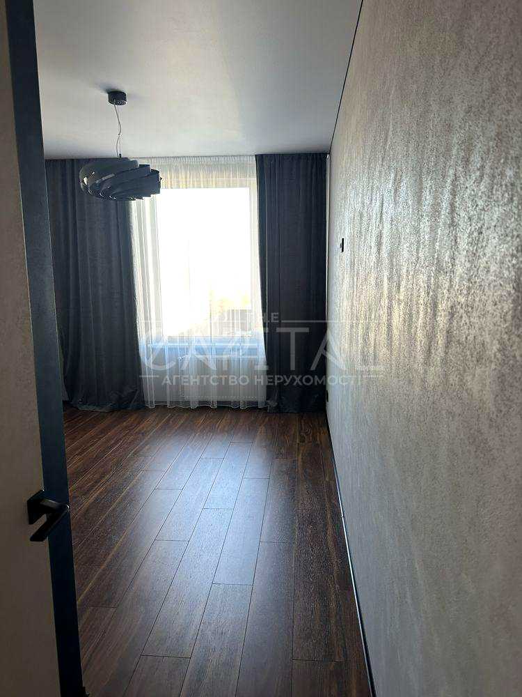 1879573118135647