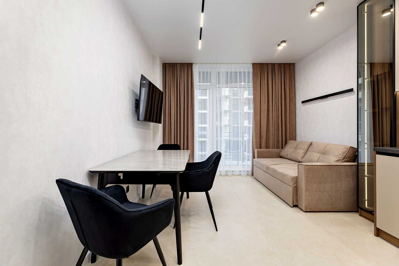 1879603571564381