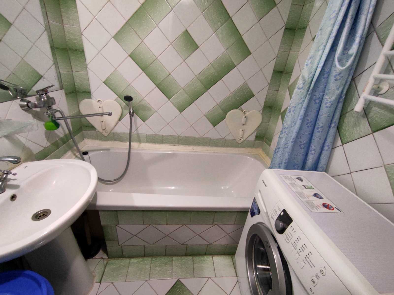 1879683578600551